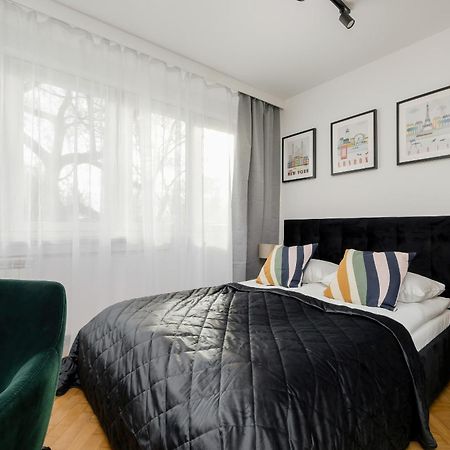 Modern Black & Wooden Apartment Warsaw Near The Airport By Noclegi Renters Extérieur photo
