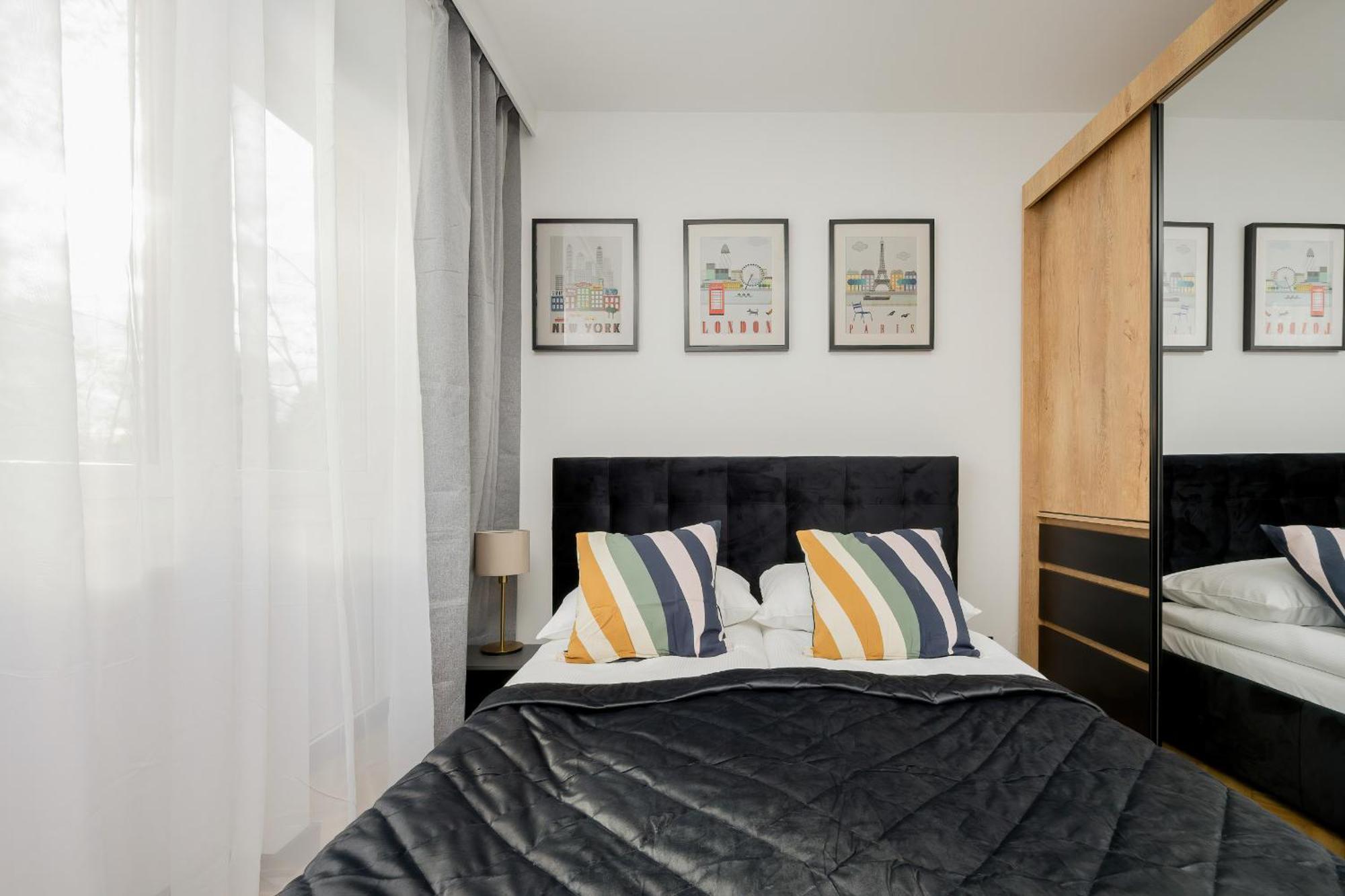 Modern Black & Wooden Apartment Warsaw Near The Airport By Noclegi Renters Extérieur photo