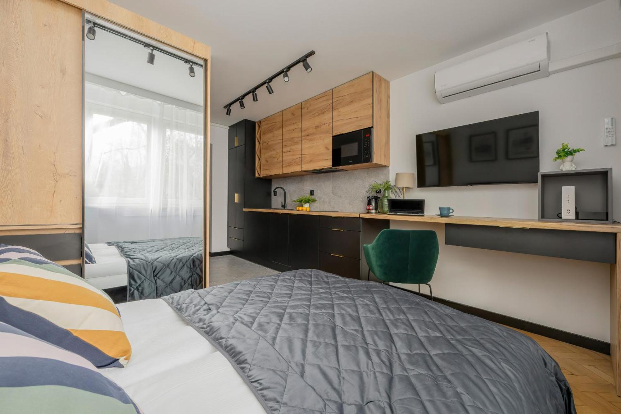 Modern Black & Wooden Apartment Warsaw Near The Airport By Noclegi Renters Extérieur photo