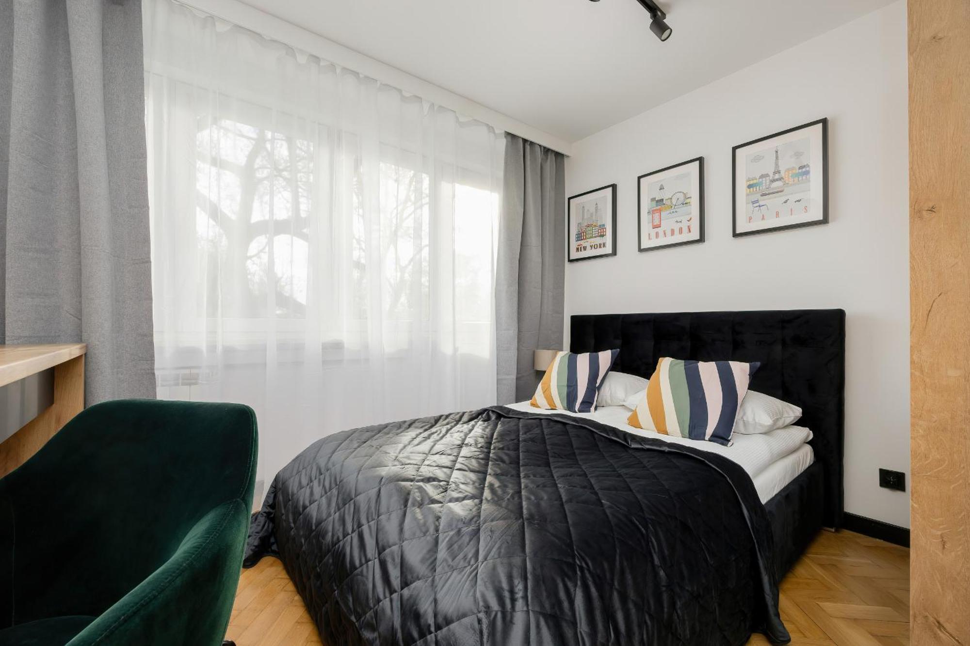 Modern Black & Wooden Apartment Warsaw Near The Airport By Noclegi Renters Extérieur photo