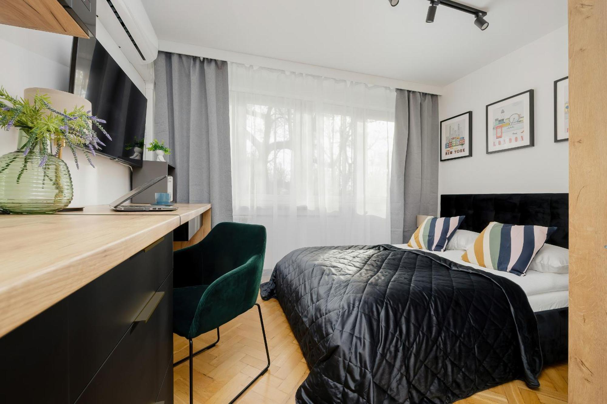 Modern Black & Wooden Apartment Warsaw Near The Airport By Noclegi Renters Extérieur photo