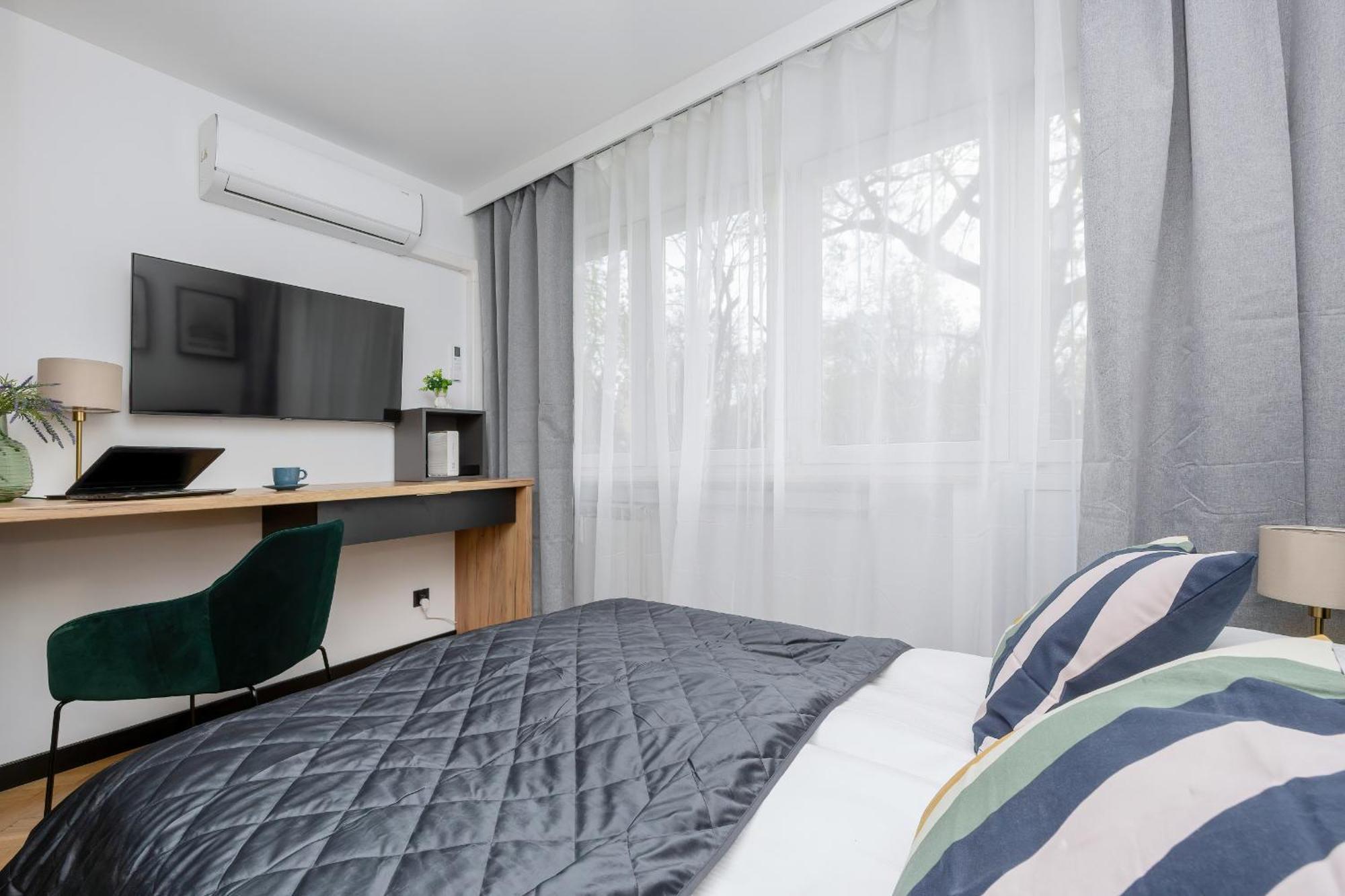 Modern Black & Wooden Apartment Warsaw Near The Airport By Noclegi Renters Extérieur photo
