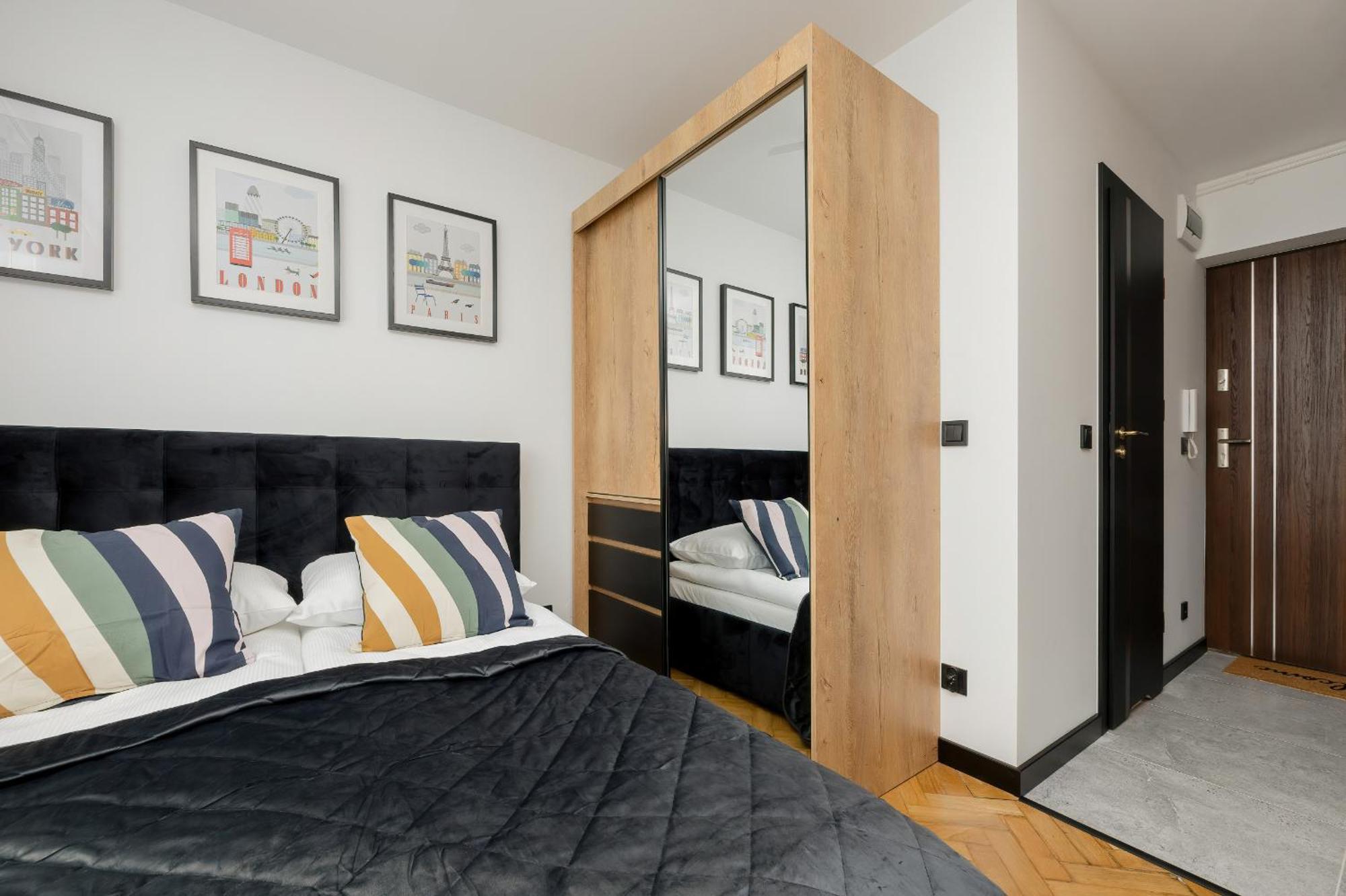 Modern Black & Wooden Apartment Warsaw Near The Airport By Noclegi Renters Extérieur photo